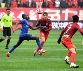 【超级杯】马莱莱捡漏茹萨染红 申花1比0海港捧杯